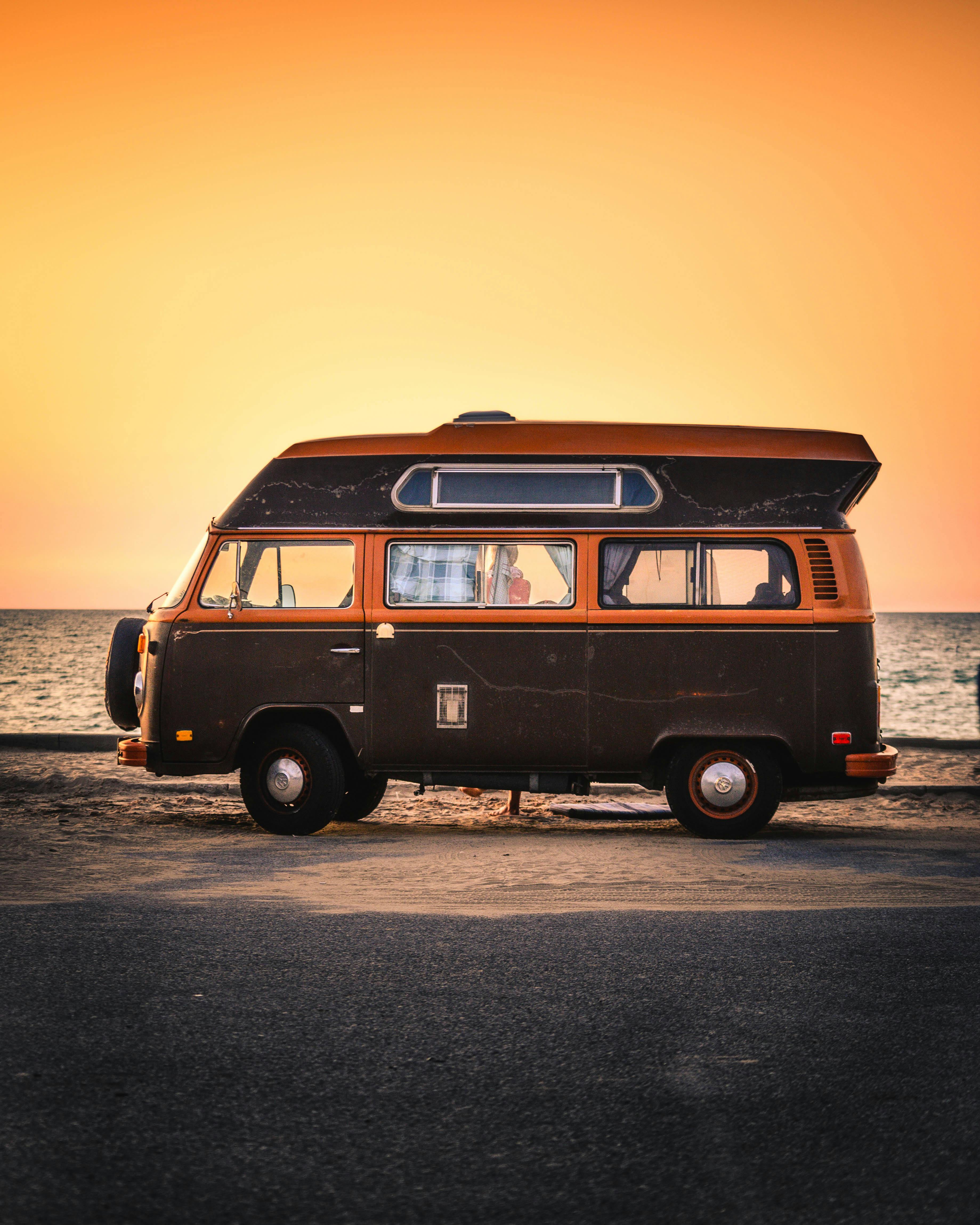 Klassisk campingbuss vid solnedgång